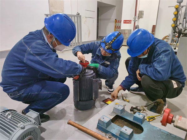 Repair the pump with bolts
